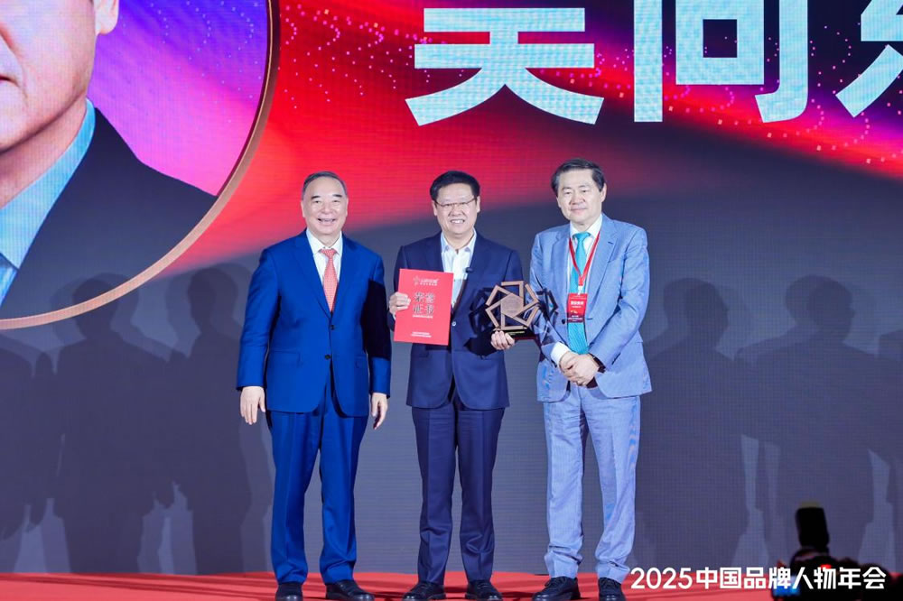 破局立新，酒業典范！
吳向東榮膺“2025中國十大品牌年度人物”